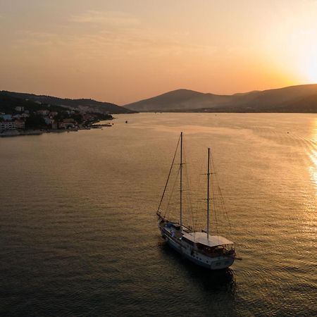 Apartments By The Sea Arbanija, Ciovo - 17332 Trogir Exterior photo